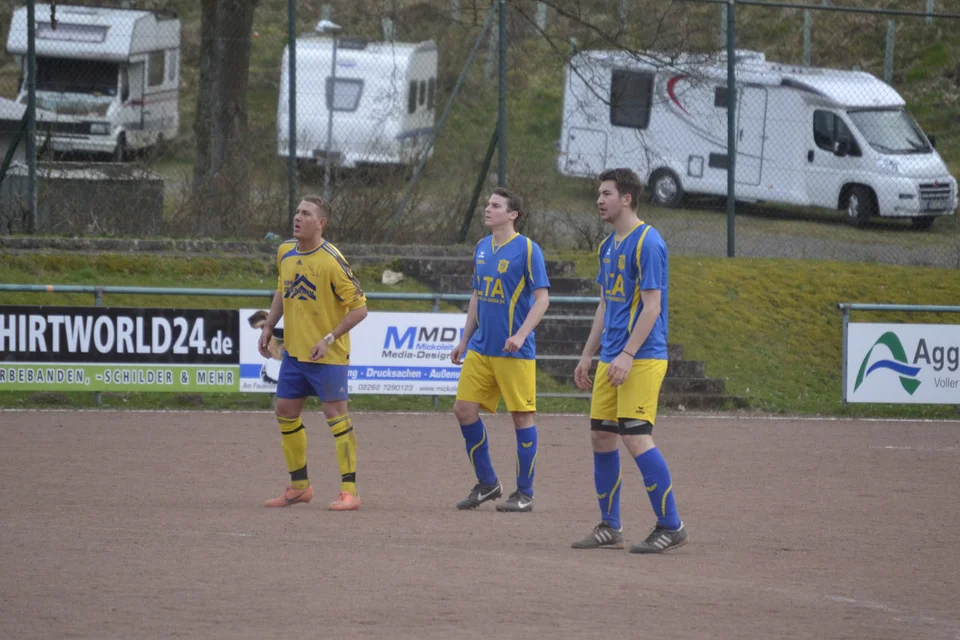 Die Innenverteidigung um Hansi Wölfel und Marcel Nördtling in Erwartung eines Abstoßes