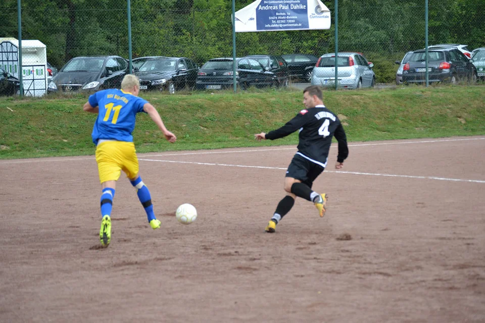 Leichter Gegner: Pascal zieht an seinem Gegenspieler vorbei Leichter Gegner: Pascal zieht an seinem Gegenspieler vorbei