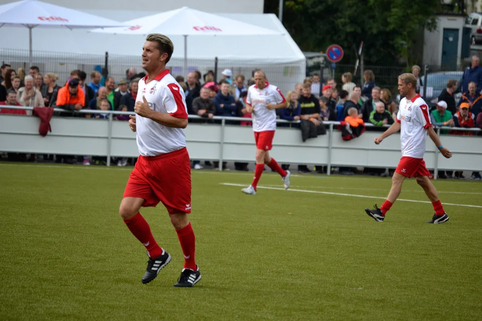 Colin „Beinhart“ Bell freut sich über das Tor seines Mitspielers Matthias Scherz