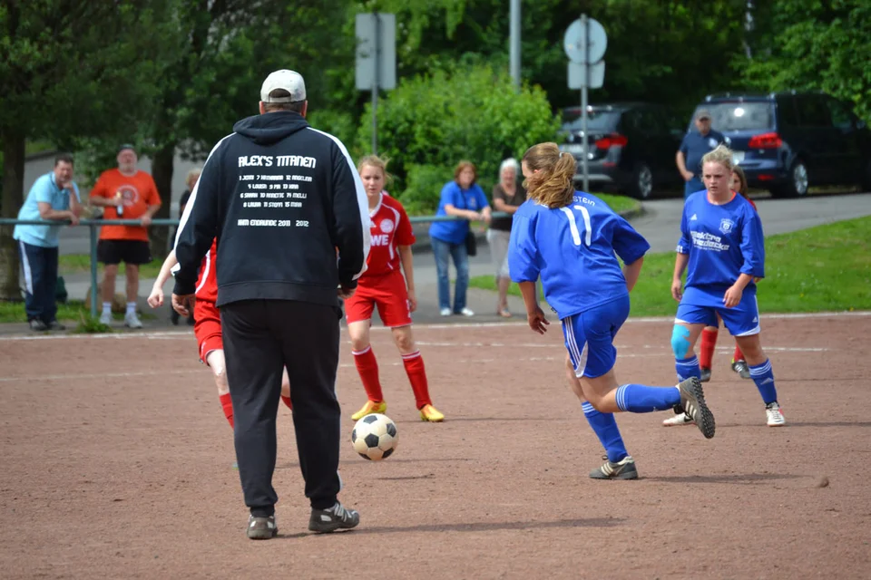 Tempoerhöhung im richtigen Moment: Jacy lässt ihre verdutzte Gegenspielerin stehen Tempoerhöhung im richtigen Moment: Jacy lässt ihre verdutzte Gegenspielerin stehen