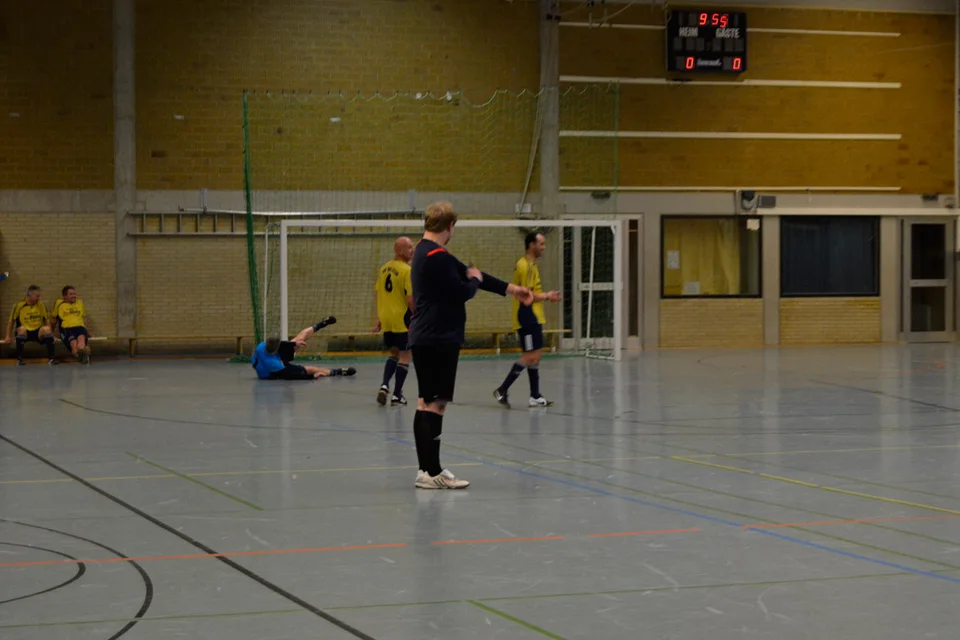 ... und landete für Torhüter Holger Schulte schließlich unhaltbar im Netz ... und landete für Torhüter Holger Schulte schließlich unhaltbar im Netz