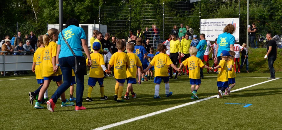 Bereit für den größten Moment ihrer noch jungen Sportlerkarriere: die Einlaufkinder des BSV Bielstein ...