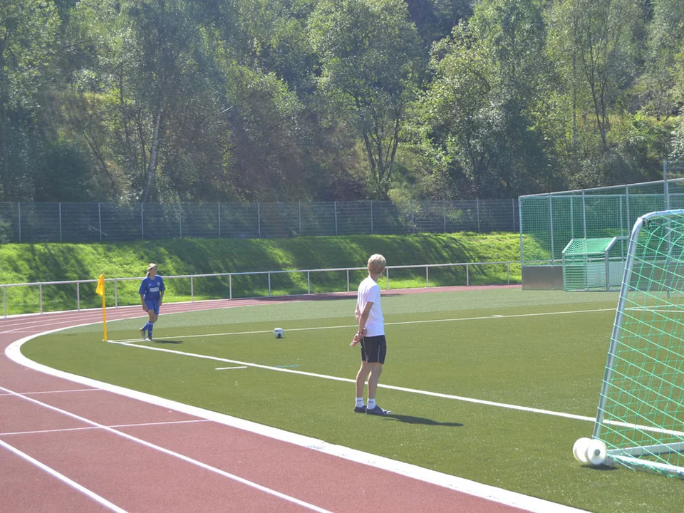 Schiedsrichter Benjamin beobachet Jacy bei der Ausführung der Ecke Schiedsrichter Benjamin beobachet Jacy bei der Ausführung der Ecke