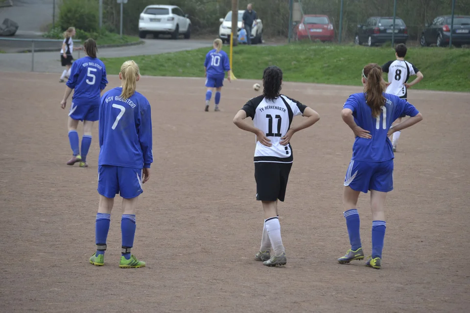 Mara Hahn und Jacqueline Holtz doppeln ihre Gegenspielerin Mara Hahn und Jacqueline Holtz doppeln ihre Gegenspielerin