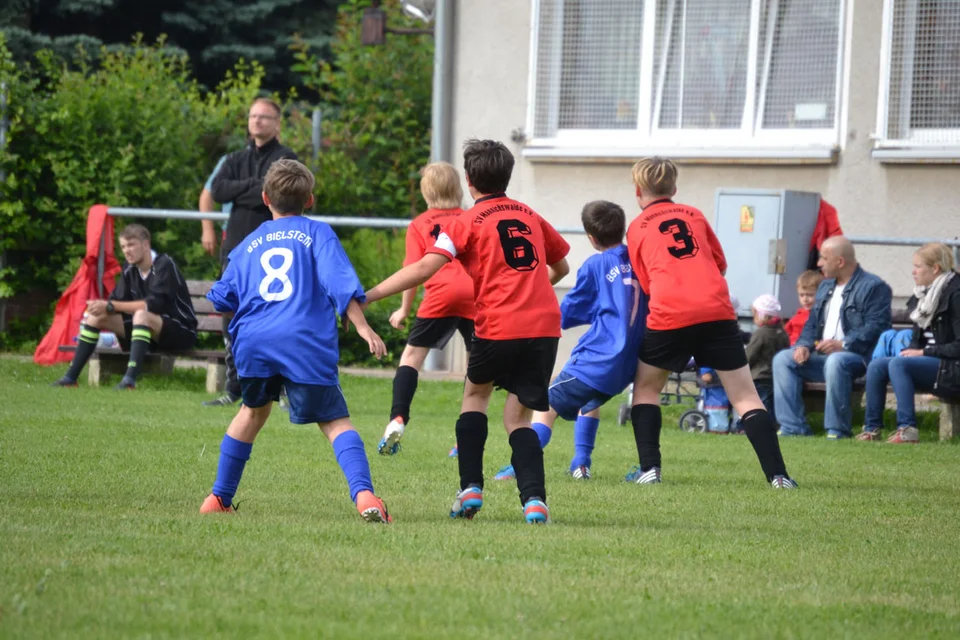Großes Gedränge: Tom Schöpplein und Artur Csliki im Strafraum des SV Mannichswalde Großes Gedränge: Tom Schöpplein und Artur Csliki im Strafraum des SV Mannichswalde