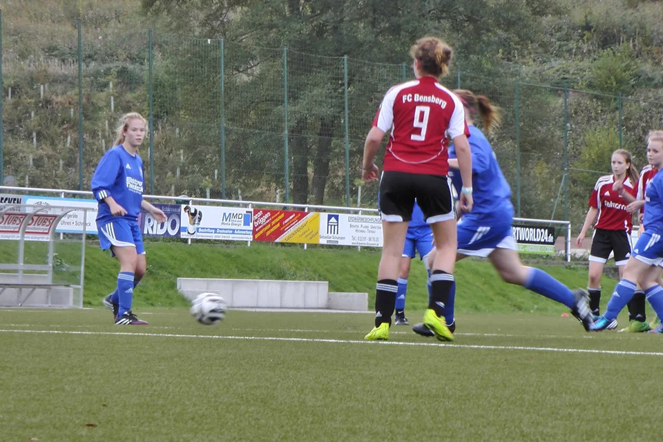 Freund und Feind gucken zu: Astrid Morville im Dribbling mit dem Ball