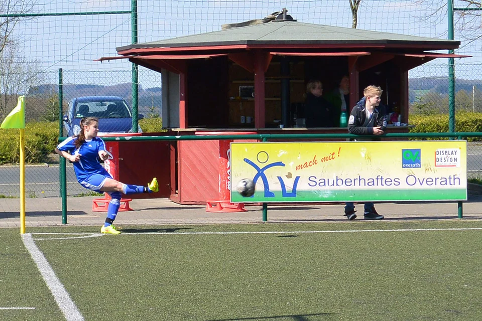 Interessante Schusshaltung: Annalena Müllenmeister bei der Ausübung einer Ecke Interessante Schusshaltung: Annalena Müllenmeister bei der Ausübung einer Ecke