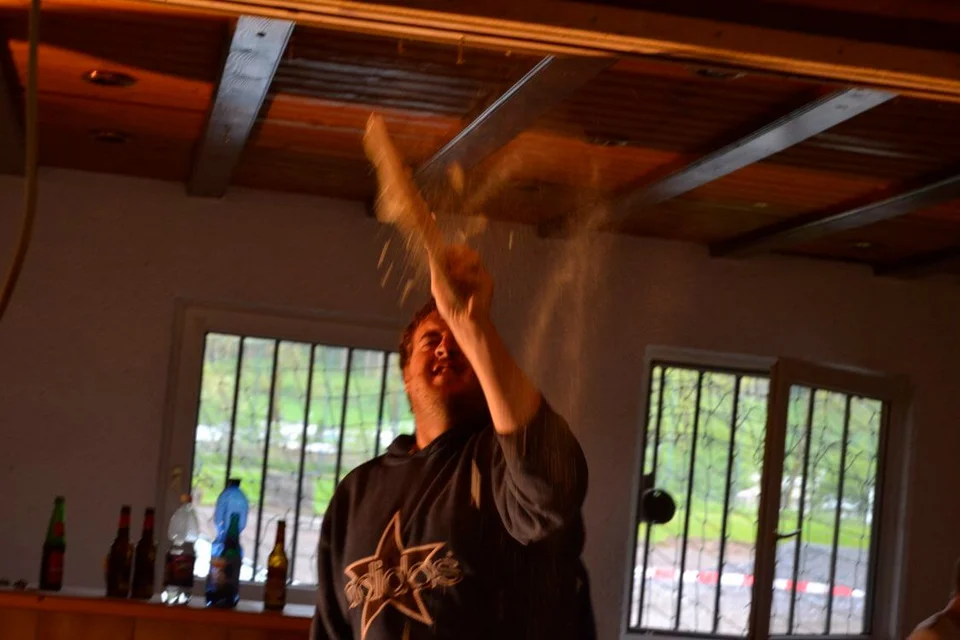 Carsten Fricke nutzt die blanke Hand, um die Trennwand zu entfernen ... Carsten Fricke nutzt die blanke Hand, um die Trennwand zu entfernen ...