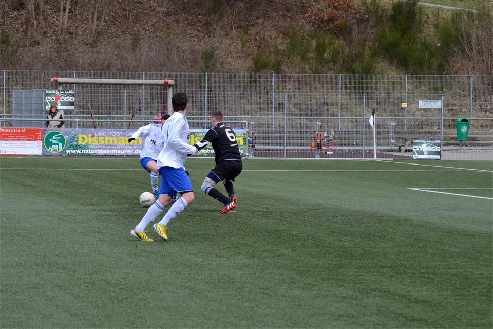 ... und spielt ihn quer auf den mitgelaufenen Giuliano Strazzanti ... ... und spielt ihn quer auf den mitgelaufenen Giuliano Strazzanti ...