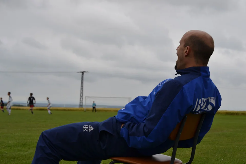 Müde von den Reisestrapazen: Bastian Klees Müde von den Reisestrapazen: Bastian Klees