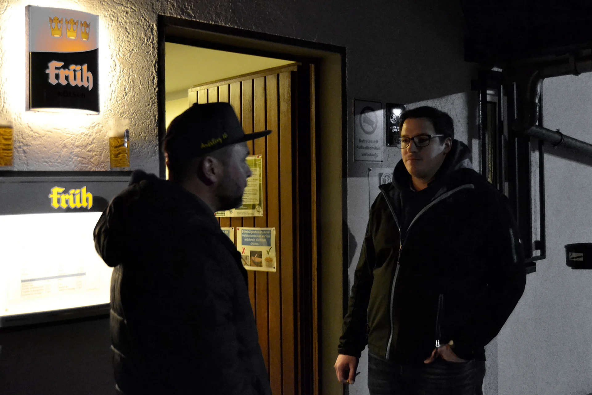 Florian Last und Ronnie Schmidt vor dem Vereinshaus des BSV Bielstein