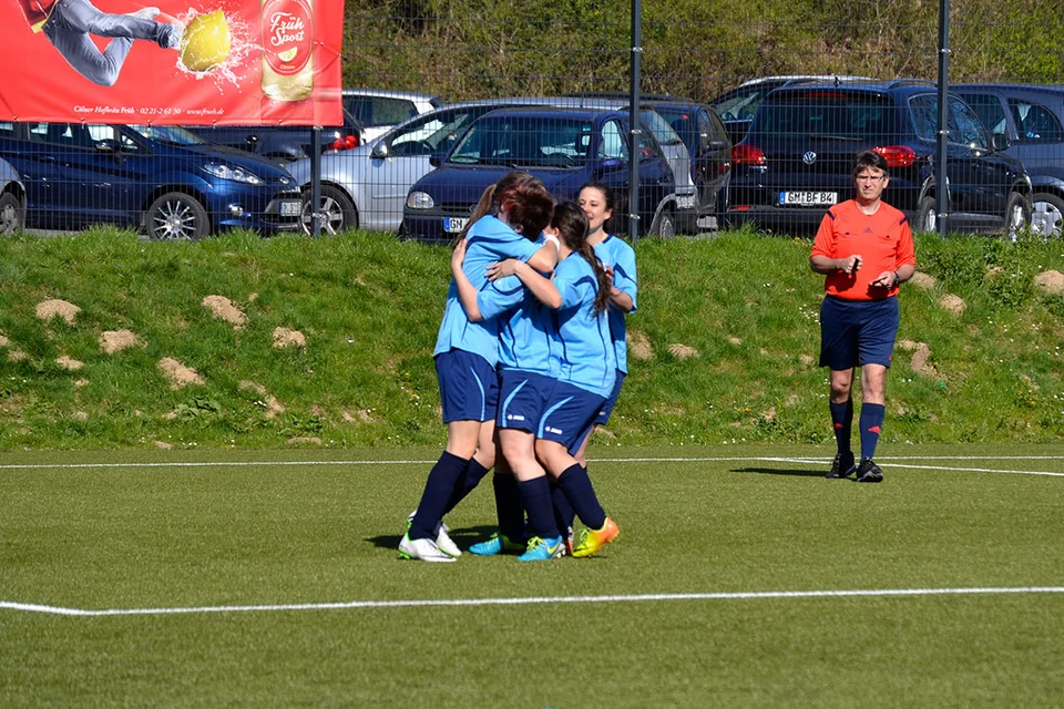 Im Freudentaumel: die Damen freuen sich über den alles entscheidenden Treffer ...