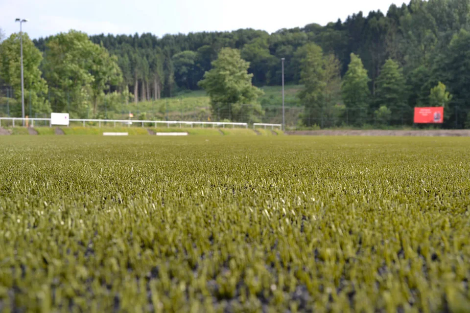 Fast bezugsfertig: durch das Verstreuen des Granulats ist der Platz nahezu bespielbar ...