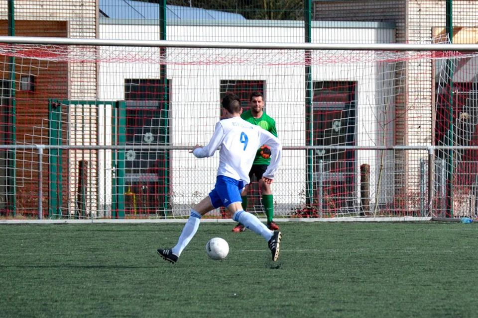 Kevin Müller läuft auf den Torwart des SV Morsbach zu, wird aber leider später nicht den Abschluss suchen Kevin Müller läuft auf den Torwart des SV Morsbach zu, wird aber leider später nicht den Abschluss suchen