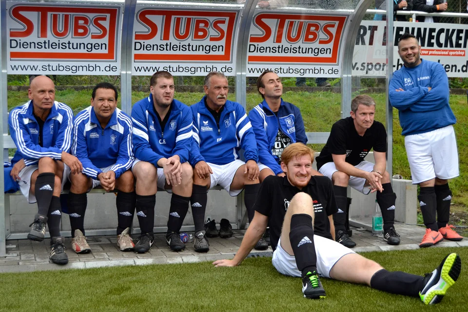 Alte Poser: die Auswechselbank des BSV Bielstein mal ganz lässig