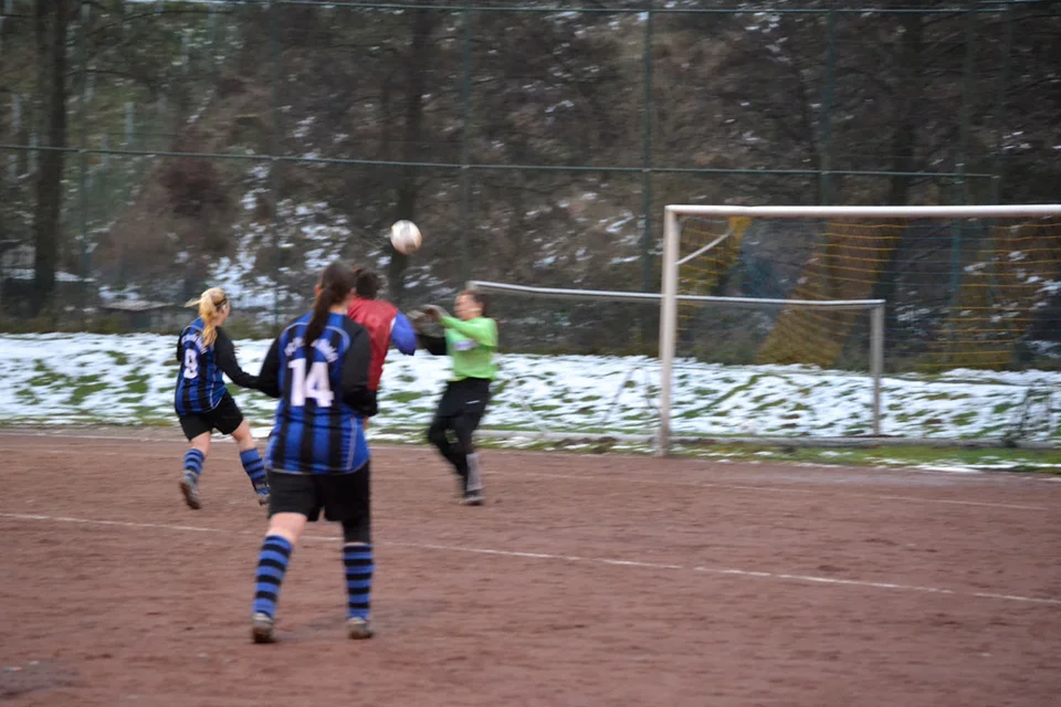 Neuzugang Elena überlüpfte die Torhüterin ... Neuzugang Elena überlüpfte die Torhüterin ...