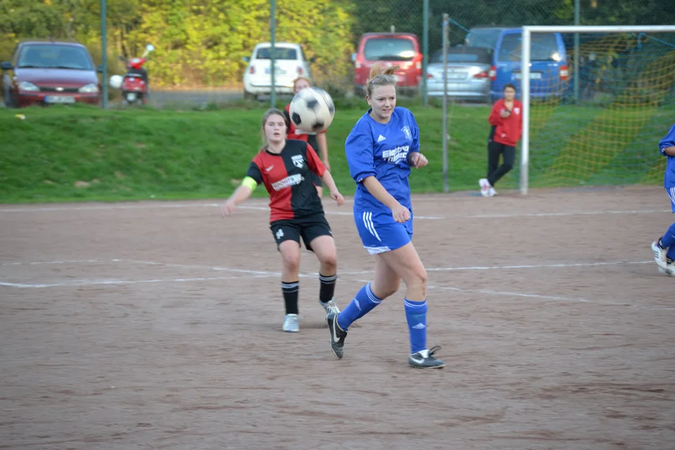 Svenja versucht, den langen Ball zu unterbinden