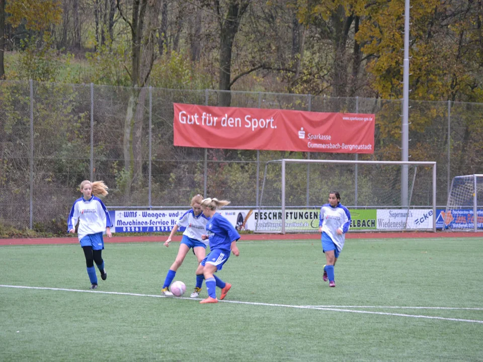 Sarah im Zweikampf mit den Erzrivalinnen aus dem Bergneustädter Raum Sarah im Zweikampf mit den Erzrivalinnen aus dem Bergneustädter Raum