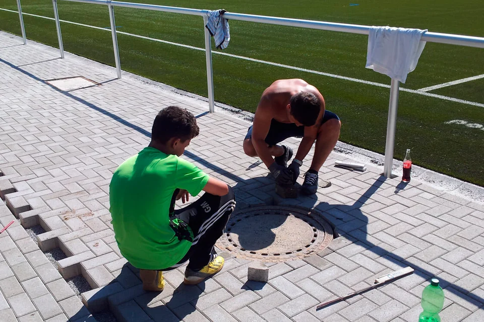 In Stahl gebadete Körper: Gian-Luca Manueli und Christopher Pethe ...