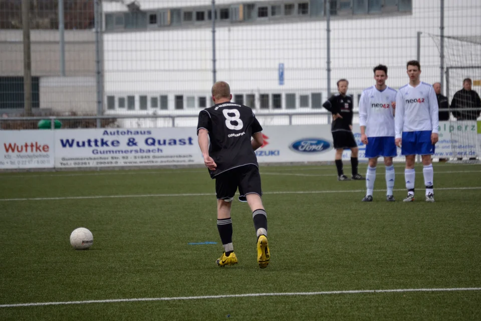 Freistoß für Wildbergerhütte - Kevin Müller und Manuel Holtz gucken kritisch Freistoß für Wildbergerhütte - Kevin Müller und Manuel Holtz gucken kritisch