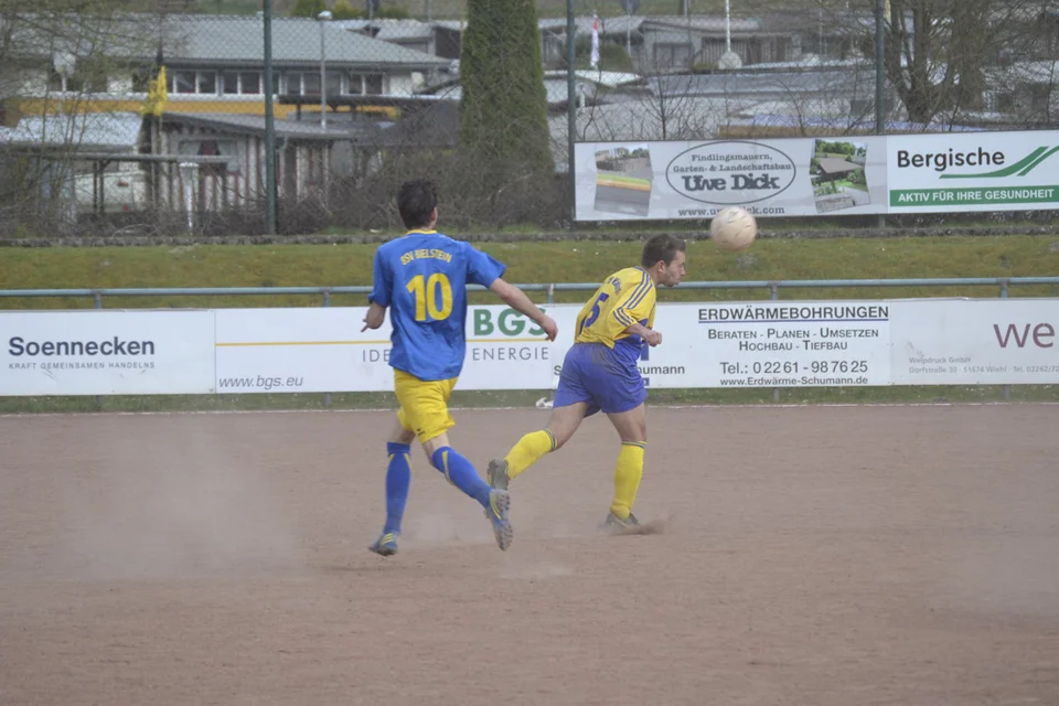 Ein Waldbröler Spieler köpft den Ball zu seinem Mitspieler