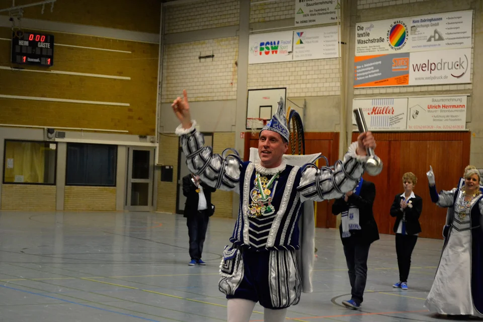 ... hat kein Problem, auf Menschen zuzugehen ... ... hat kein Problem, auf Menschen zuzugehen ...