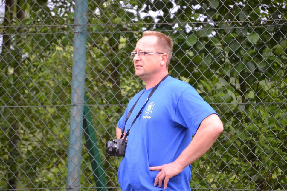 Kritischer Blick, unkritische Situation: Stefan Kapp begutachtet das Spiel Kritischer Blick, unkritische Situation: Stefan Kapp begutachtet das Spiel