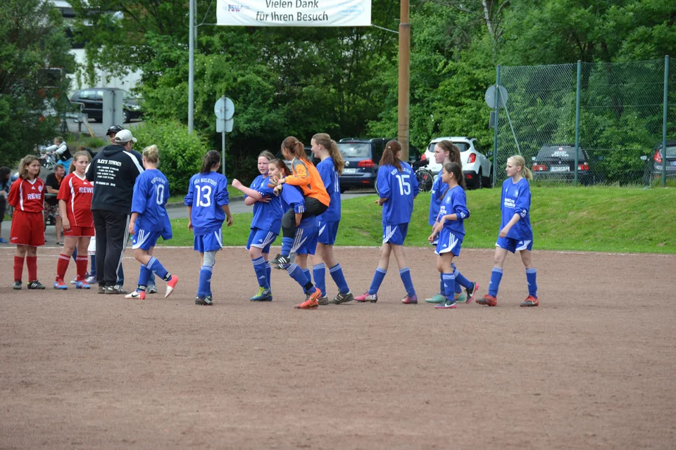 Der letzte Mannschaftsgruß der Saison: die Bielsteinerinnen verabschieden ihre fairen Gegnerinnen Der letzte Mannschaftsgruß der Saison: die Bielsteinerinnen verabschieden ihre fairen Gegnerinnen