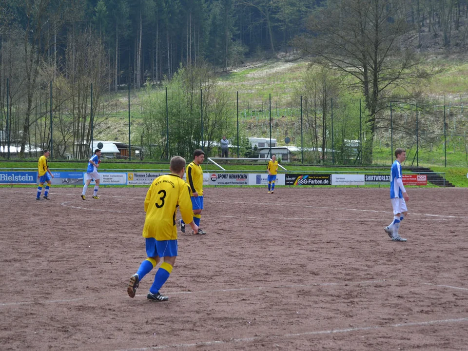 Fabian Seinsche spielt einen Pass in die Spitze Fabian Seinsche spielt einen Pass in die Spitze