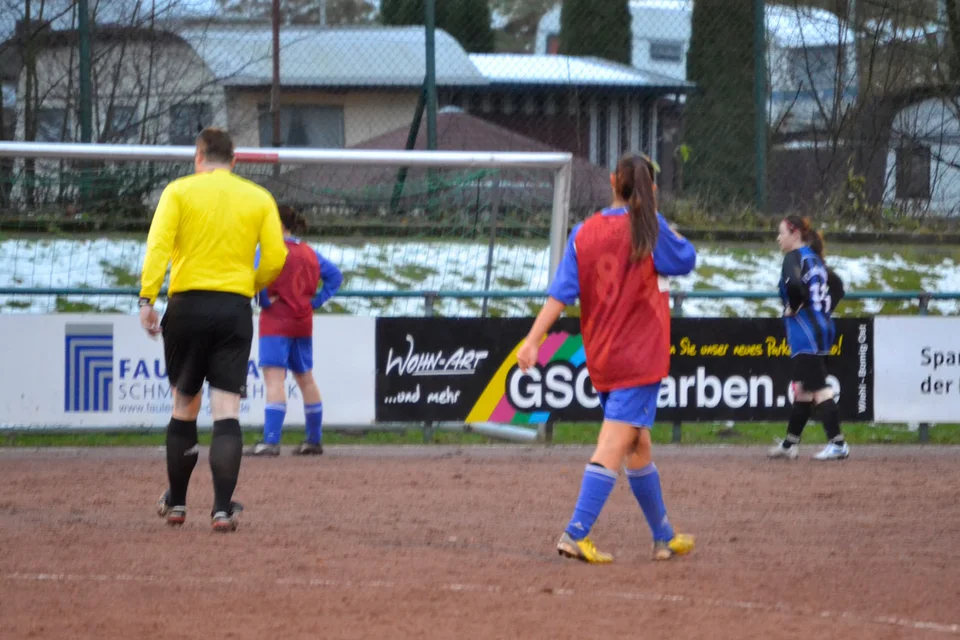 Darya beobachtet das Treiben mit entspanntem Blick Darya beobachtet das Treiben mit entspanntem Blick