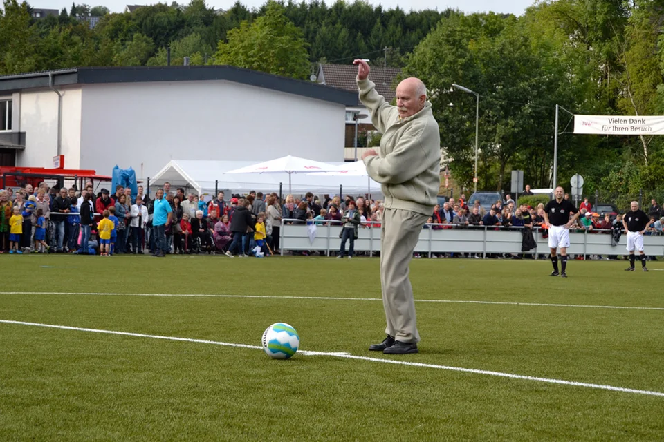 ... den symbolischen Anstoß auszuführen
