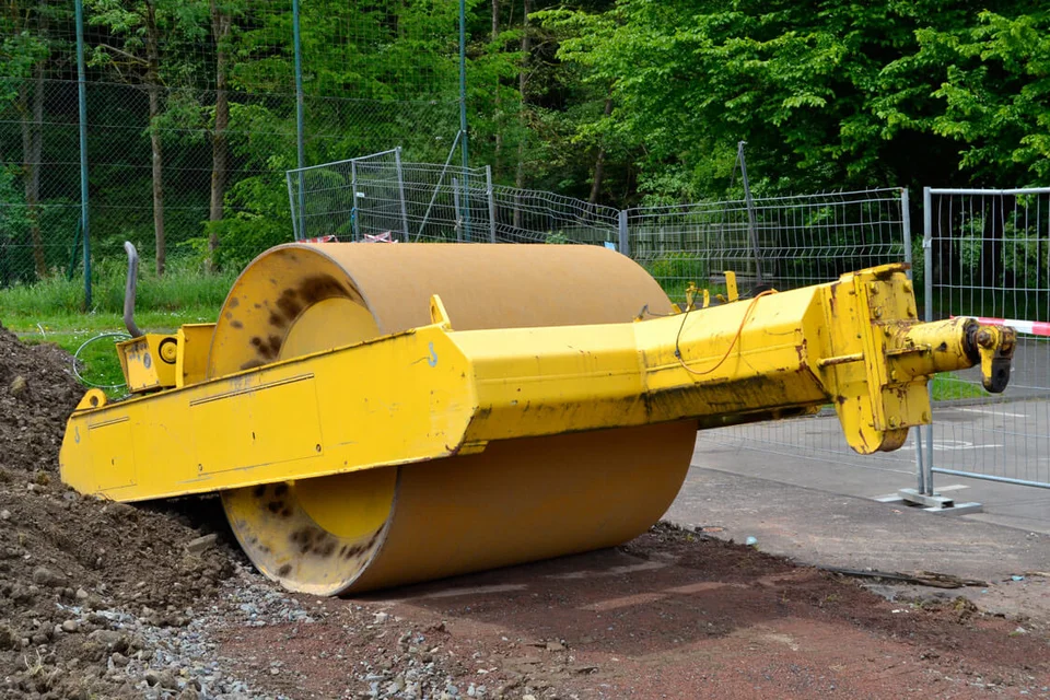 Große Walze: Mit diesem Urviech von einem Gerät bearbeiteten die Arbeiter den Platz später