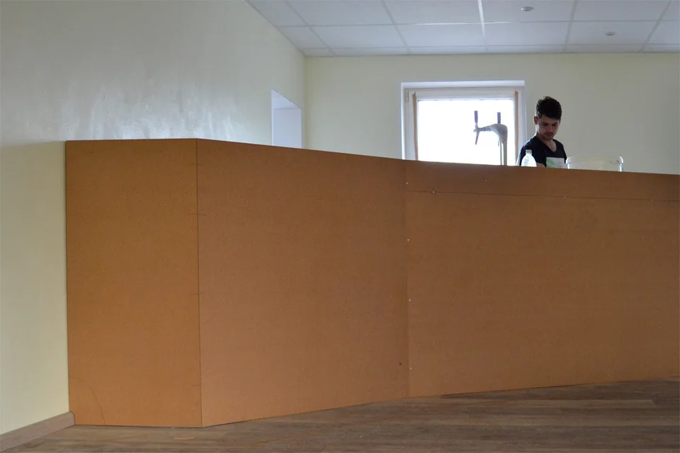 Das Grundgerüst steht: die neue Theke ragt weit in den Raum herein Das Grundgerüst steht: die neue Theke ragt weit in den Raum herein