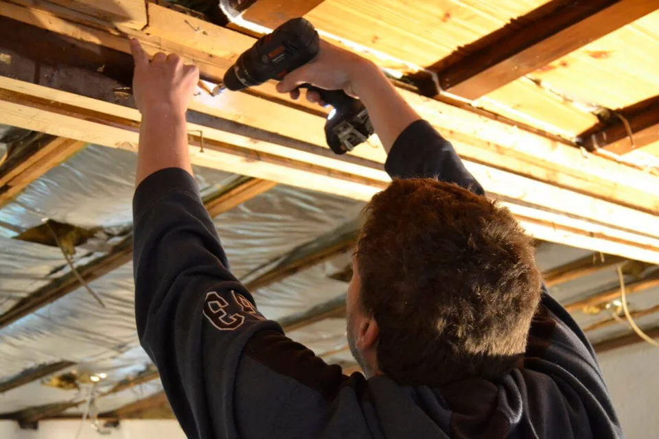 Carsten Fricke entfernt die Schrauben der Trennwand Carsten Fricke entfernt die Schrauben der Trennwand