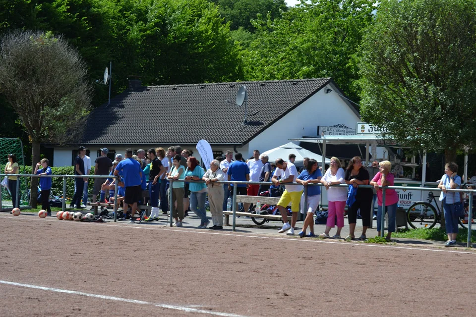 Zahlreiche Zuschauer fanden sich am Sportplatz ein, um dem Spiel beizuwohnen Zahlreiche Zuschauer fanden sich am Sportplatz ein, um dem Spiel beizuwohnen
