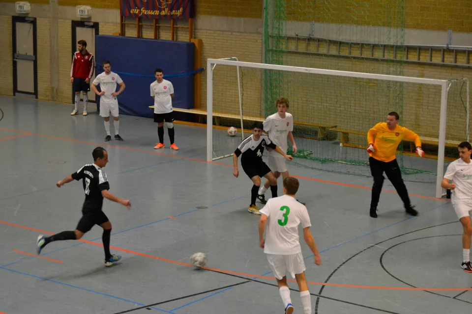 ... und trifft mit einem schönen Rechtsschuss ... ... und trifft mit einem schönen Rechtsschuss ...