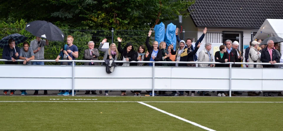 Trotzten dem schlechten Wetter während der Festreden und machten richtig Alarm: die Senioren des BSV Bielstein