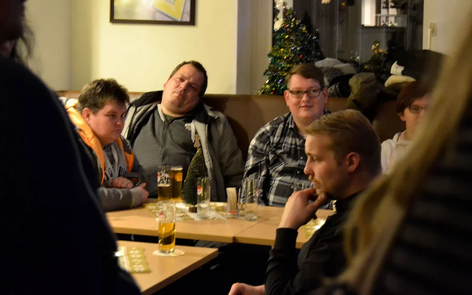 Langsames Herantasten: Bei der Weihnachtsfeier waren die Mitglieder unserer INKLUSIONS-Mannschaft noch etwas schüchtern ... Langsames Herantasten: Bei der Weihnachtsfeier waren die Mitglieder unserer INKLUSIONS-Mannschaft noch etwas schüchtern ...