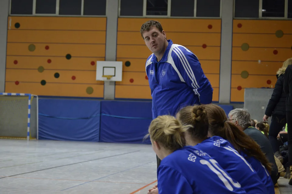 Carsten Fricke im Dialog mit seinen Spielerinnen