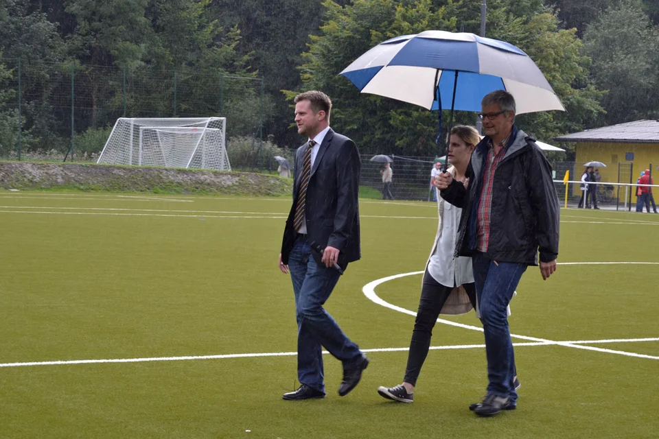 Auf dem Weg zur zeremoniellen Eröffnung: Christof Fries und die Familie Kind schreiten über den Platz