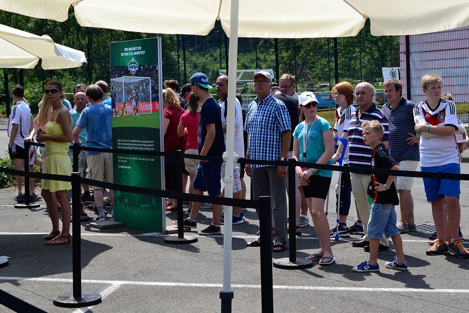 Geduldig: die weiteren Gäste des BSV Bielstein in der Schlange vor den Trucks Geduldig: die weiteren Gäste des BSV Bielstein in der Schlange vor den Trucks