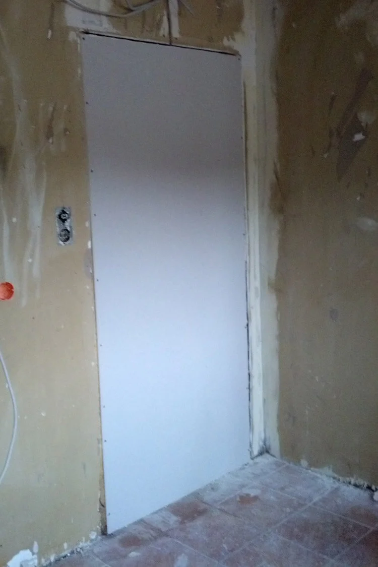 Die alte Durchgangstür zur Küche wurde zugemauert Die alte Durchgangstür zur Küche wurde zugemauert