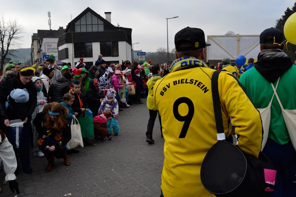 Ungewohnter Laufweg: anstatt wie sonst links in Richtung Stadt abzubiegen, zog es die Teilnehmer in Richtung des Busbahnhofes Ungewohnter Laufweg: anstatt wie sonst links in Richtung Stadt abzubiegen, zog es die Teilnehmer in Richtung des Busbahnhofes