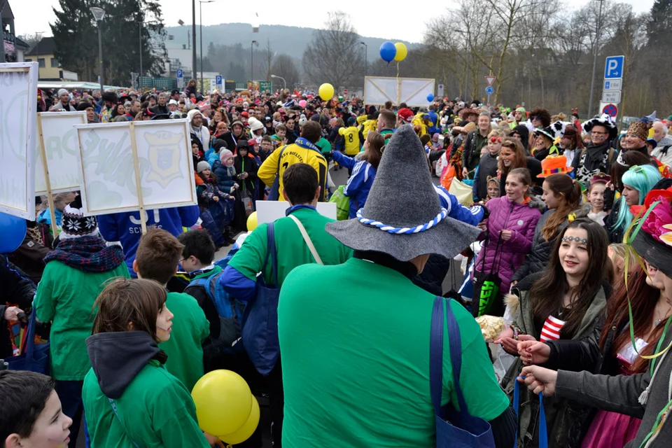 Schmale Gasse: die Fußgruppe kämpft sich ihren Weg durch die Menschenmassen Schmale Gasse: die Fußgruppe kämpft sich ihren Weg durch die Menschenmassen