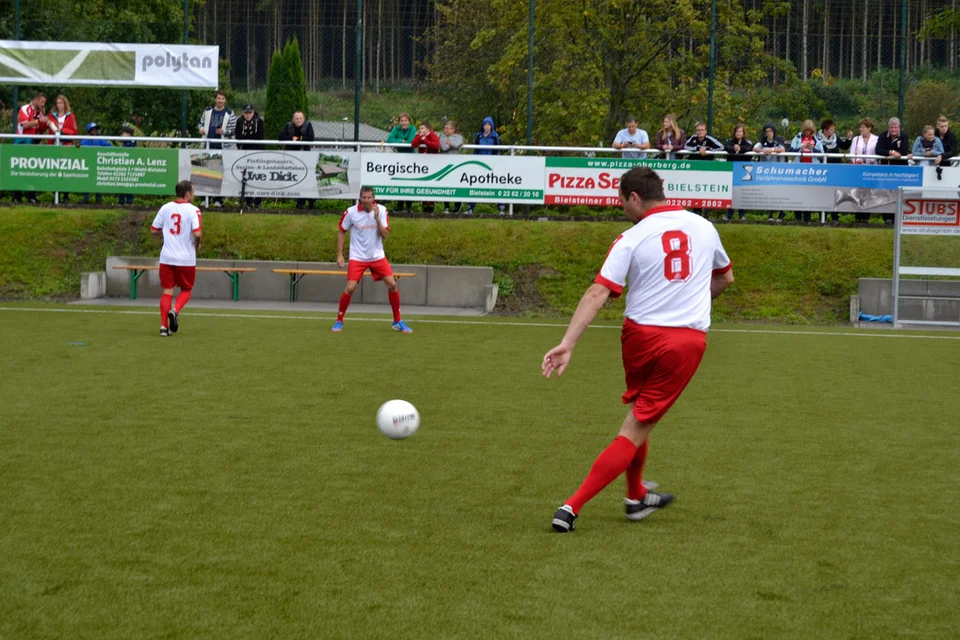 Typischer „Lottner“: die Nr. 8 des 1. FC Köln mit einem langen Ball