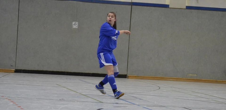 Annalena Müllenmeister guckt ihrem Schuss hinterher