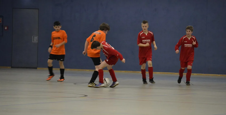 Dennis gewinnt den Zweikampf mit seinem Gegenspieler Dennis gewinnt den Zweikampf mit seinem Gegenspieler