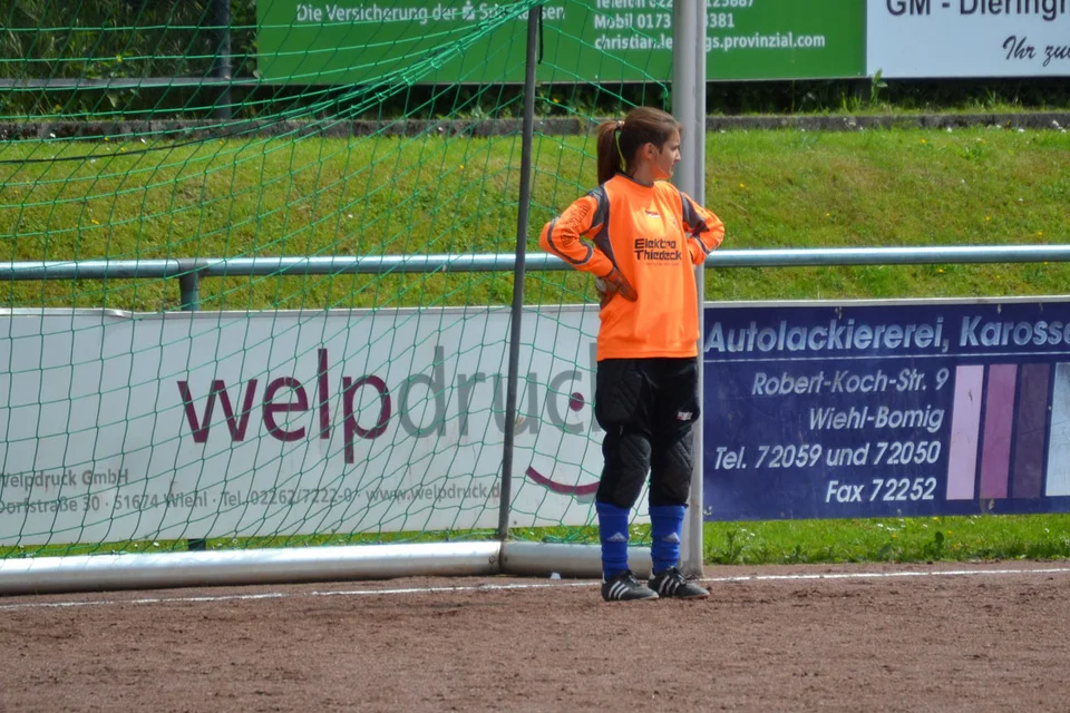 Torhüterin Eugenie konnte sich ausruhen - viele Bälle bekam sie nicht auf's Tor Torhüterin Eugenie konnte sich ausruhen - viele Bälle bekam sie nicht auf's Tor