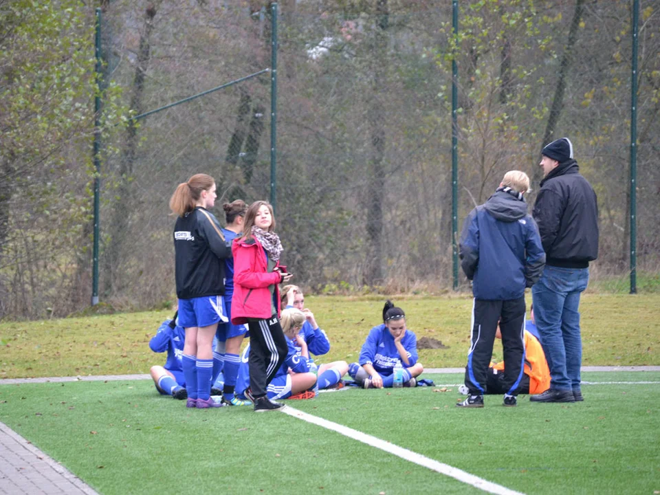 Besprechung im kleinen Kreis: die Mannschaft und die Trainer zur Halbzeit Besprechung im kleinen Kreis: die Mannschaft und die Trainer zur Halbzeit