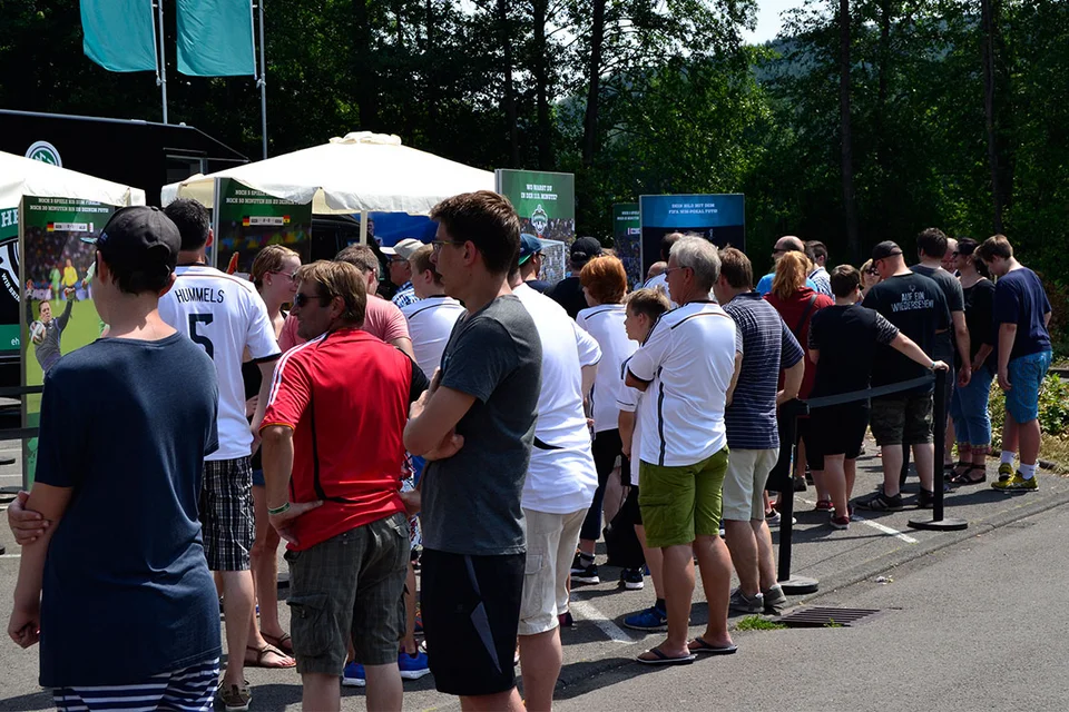 Vor den Trucks bildeten sich lange Warteschlangen Vor den Trucks bildeten sich lange Warteschlangen